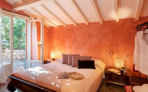 Villa Corallina 12: Möbel, Bett, Interior Design, Schlafzimmer, Wand, Bettdecke, Holz, Bedding, Flooring, Fussboden