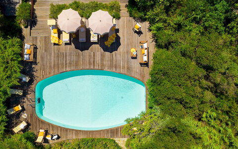 Villa Corallina 12: Schwimmbad, Gartenmöbel, Resort, Regenschirm, Eco Hotel, Sonnenliege, Freizeit, Stuhl, Hotel, Ferienort