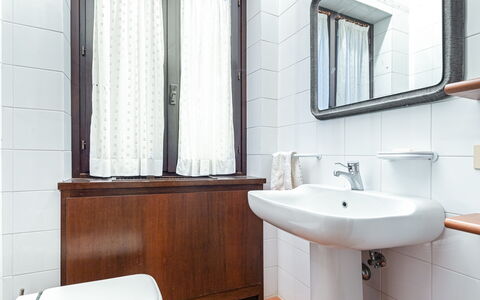 Tenuta Contessa Chiara 17: Bad Sink, Armatur, Badezimmer, Installation, Sinken, Zapfhahn, Spiegel, Handtuch, Fliese, Toilette
