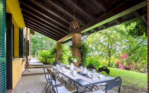 Tenuta Contessa Chiara 17: Möbel, Tür, Stuhl, Schatten, Garten, Estate, Küche & Esszimmer Tisch, Hinterhof, Fahrrad, Gartenmöbel