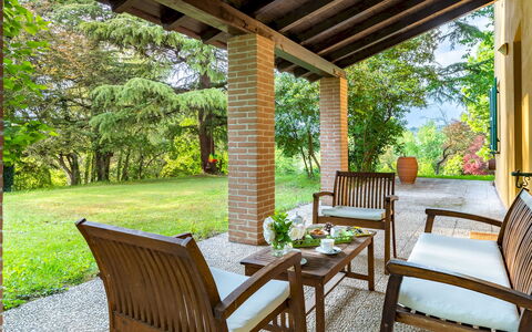 Tenuta Contessa Chiara 17: Möbel, Holz, Veranda, Stuhl, Gartenmöbel, Tabelle, Garten, Zuhause, Schatten, Tisch Im Freien