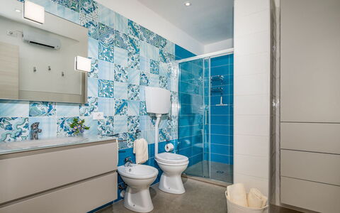 Dama dei Venti 6+2: Blau, Armatur, Flooring, Fussboden, Interior Design, Badezimmer, Sinken, Fliese, Toilette, Installation