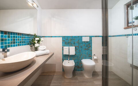 Podere Il Chiesino 8+2: Badezimmer, Interior Design, Armatur, Flooring, Fussboden, Bad Sink, Zapfhahn, Sinken, Installation, Toilette