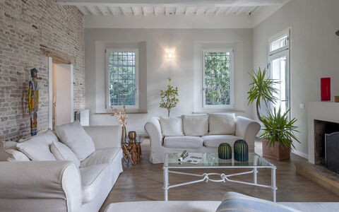 Villa Rustica 8: Möbel, Interior Design, Wand, Flooring, Couch, Holz, Fussboden, Decke, Wohnzimmer, Zuhause