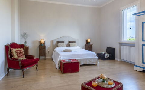 Villa Rustica 8: Möbel, Interior Design, Flooring, Wand, Fussboden, Holz, Schlafzimmer, Zimmer, Bett, Decke