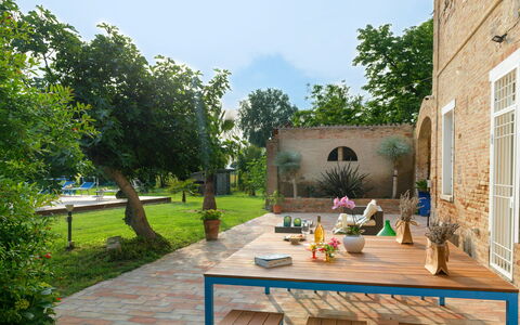 Villa Rustica 8: Möbel, Stuhl, Gartenmöbel, Tabelle, Garten, Tisch Im Freien, Backstein, Hinterhof, Terrasse, Schatten