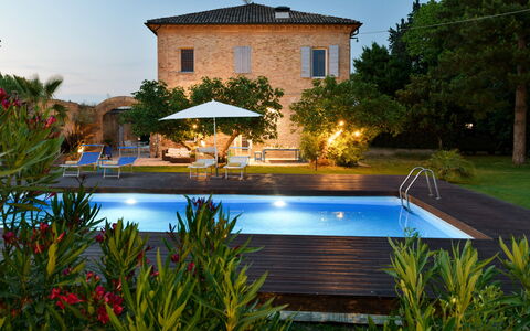 Villa Rustica 8: Schwimmbad, Resort, Gartenmöbel, Sonnenliege, Regenschirm, Wohngebiet, Möbel, Eco Hotel, Blumentopf, Thermae