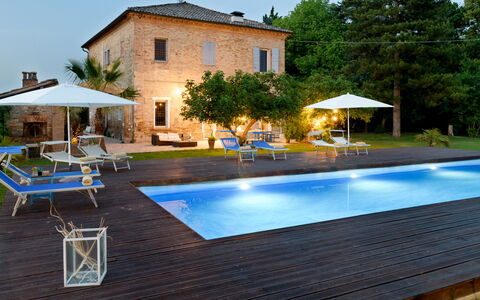 Villa Rustica 8: Schwimmbad, Blau, Resort, Gartenmöbel, Möbel, Sonnenliege, Regenschirm, Stuhl, Thermae, Estate