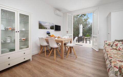Villa Laconella 8+4: Möbel, Interior Design, Flooring, Fussboden, Holz, Tabelle, Zimmer, Zuhause, Decke, Wohnzimmer