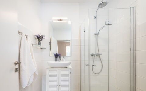 Villa Laconella 8+4: Badezimmer, Interior Design, Armatur, Flooring, Fussboden, Toilette, Installation, Tür, Sinken, Zapfhahn