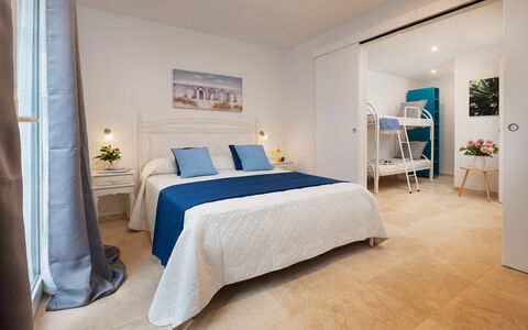 Villa Laconella 8+4: Möbel, Interior Design, Schlafzimmer, Flooring, Bett, Fussboden, Wohnung, Zuhause, Decke, Zimmer