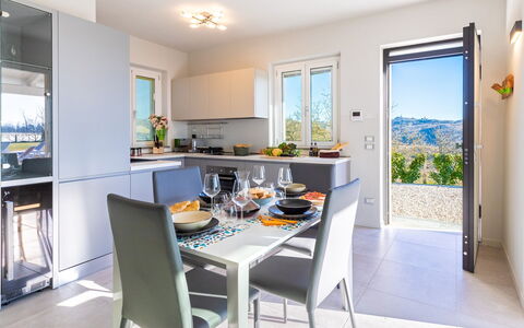 Tramonto Albese 4: Zuhause, Möbel, Interior Design, Wohnung, Stuhl, Küche & Esszimmer Tisch, Küche, Zimmerpflanze, Countertop, Major Appliance