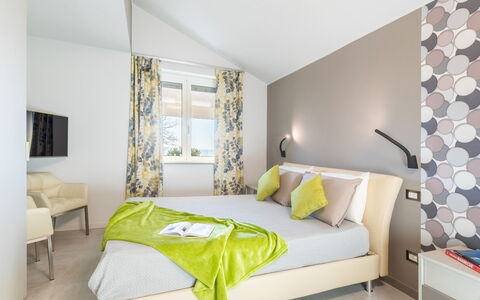 Tramonto Albese 4: Möbel, Interior Design, Flooring, Fussboden, Schlafzimmer, Decke, Zuhause, Bett, Zimmer, Textil