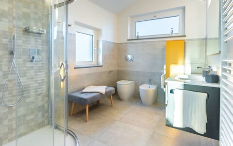 Tramonto Albese 4: Badezimmer, Flooring, Armatur, Interior Design, Fussboden, Toilette, Zapfhahn, Installation, Sinken, Fliese