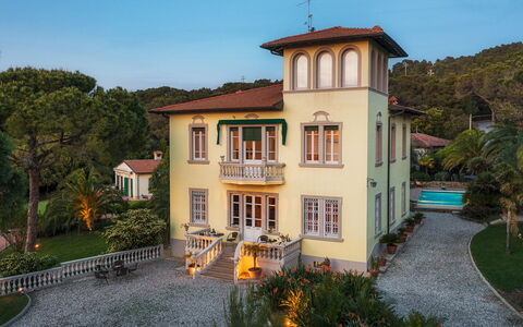 Villa Gaius 8+2: Baum, Gebäude, Zuhause, Wohngebiet, Haus, Fassade, Strauch, Die Architektur, Estate, Dach