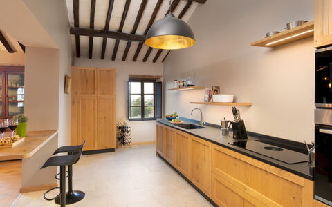 Terra di Siena 14: Küche, Möbel, Countertop, Interior Design, Küchengerät, Cabinetry, Holz, Flooring, Light Fixture, Decke