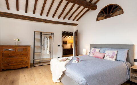 Terra di Siena 14: Möbel, Bett, Interior Design, Schlafzimmer, Wand, Flooring, Bedding, Fussboden, Bettdecke, Zimmer