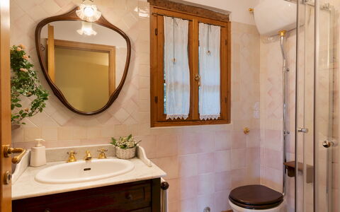 Podere Belvedere 6: Bad Sink, Badezimmer, Interior Design, Spiegel, Armatur, Flooring, Sinken, Fussboden, Badezimmerschrank, Beleuchtung