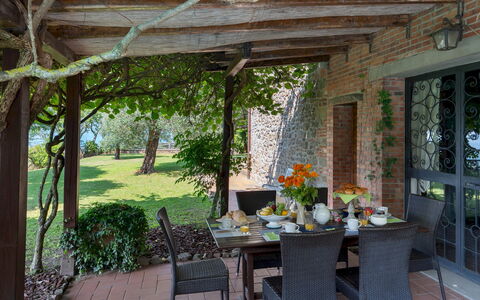 Podere Belvedere 6: Möbel, Tabelle, Gartenmöbel, Stuhl, Tisch Im Freien, Küche & Esszimmer Tisch, Garten, Blumentopf, Schatten