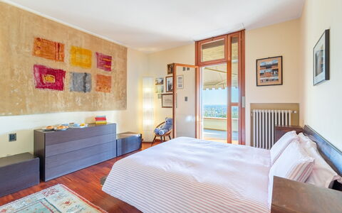 Villa degli Ulivi 8: Bett, Möbel, Interior Design, Flooring, Fussboden, Schlafzimmer, Wand, Holz, Bettdecke, Zimmer