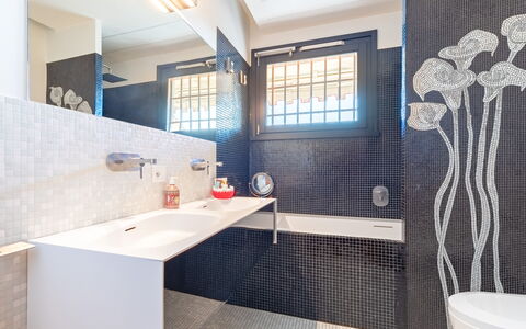 Villa degli Ulivi 8: Wand, Badezimmer, Armatur, Flooring, Interior Design, Fussboden, Fliese, Installation, Zapfhahn, Bad Sink