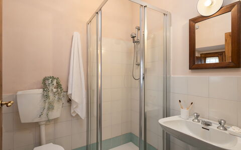 Cosciano 12: Badezimmer, Armatur, Bad Sink, Wand, Interior Design, Flooring, Fussboden, Sinken, Zapfhahn, Spiegel