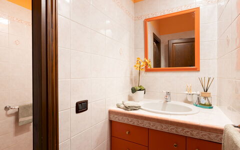 Villa Nikka 6: Bad Sink, Armatur, Sinken, Badezimmer, Interior Design, Badezimmerschrank, Flooring, Countertop, Zapfhahn, Fussboden