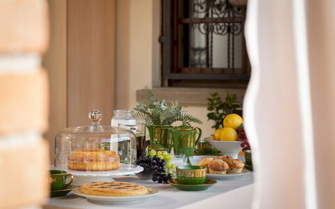 Villa Nikka 6: Geschirr, Essen, Servierware, Tabelle, Möbel, Obst, Dishware, Interior Design, Drinkware