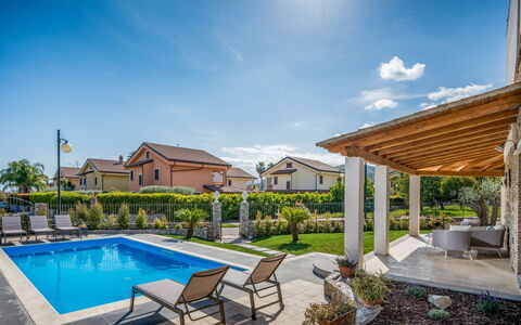 Villa Gallus 6: Wohngebiet, Haus, Zuhause, Dach, Schwimmbad, Estate, Hütte, Garten, Freizeit, Resort