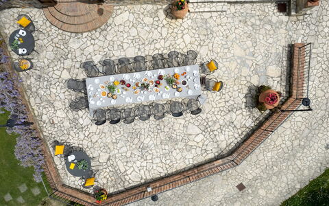 Guado al Sole 26+4: Möbel, Flagstone, Stuhl, Garten, Hof, Gartenmöbel, Tisch Im Freien, Terrasse, Cobblestone, Restaurant