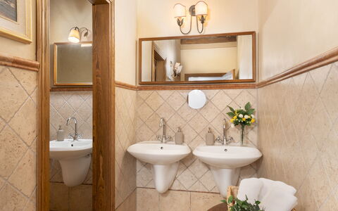Guado al Sole 26+4: Bad Sink, Flooring, Armatur, Badezimmer, Interior Design, Sinken, Fussboden, Zapfhahn, Installation, Beleuchtung