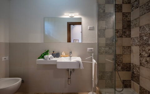 Le Colombelline 12: Flooring, Interior Design, Badezimmer, Fussboden, Wand, Armatur, Bad Sink, Sinken, Decke, Zapfhahn