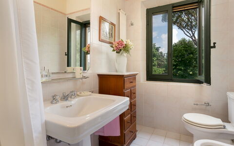 Villa Paesante 8: Bad Sink, Armatur, Badezimmer, Sinken, Toilette, Flooring, Fussboden, Tür, Toilleten Sitz, Installation