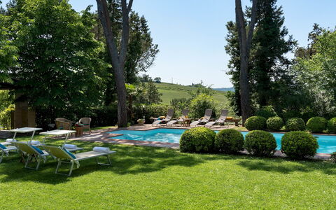 Villa Paesante 8: Baum, Schwimmbad, Garten, Strauch, Gartenmöbel, Schatten, Landscaping, Resort, Rasen