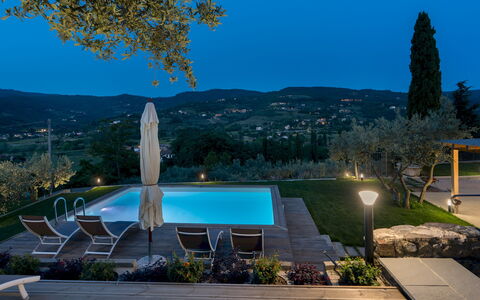Terrazza sulla Valle 4+2: Schwimmbad, Hügel, Resort, Eco Hotel, Gartenmöbel, Gebirge, Landscaping, Garten, Estate, Villa