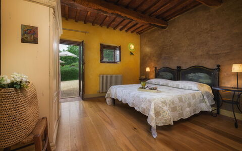 Podere Santa Croce 10: Möbel, Wand, Interior Design, Flooring, Schlafzimmer, Bett, Zuhause, Fussboden, Beleuchtung, Haus