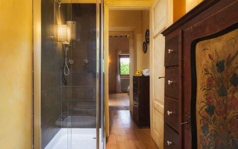 Podere Santa Croce 10: Flooring, Wand, Interior Design, Fussboden, Holz, Armatur, Tür, Badezimmer, Beleuchtung, Zuhause