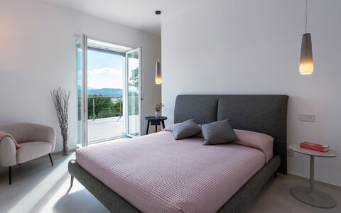 Villa Petrillo 6: Möbel, Bett, Interior Design, Schlafzimmer, Wand, Flooring, Zuhause, Fussboden, Bedding, Zimmer