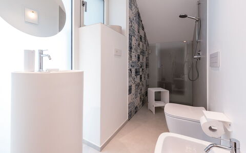 Villa Petrillo 6: Badezimmer, Armatur, Flooring, Fussboden, Wand, Interior Design, Toilette, Sinken, Toilleten Sitz, Installation