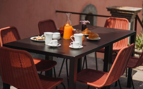 Villa Sumac 6: Möbel, Tabelle, Stuhl, Tisch Im Freien, Holzbeize, Gartenmöbel, Restaurant, Design, Esszimmer, Kaffetisch