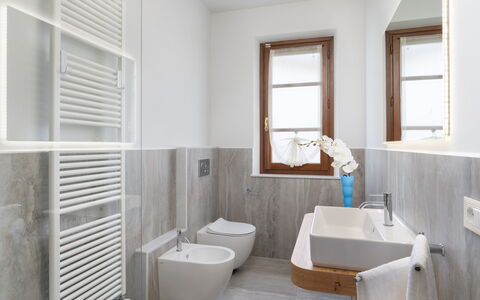 Villa Irene 6: Flooring, Fussboden, Wand, Holz, Armatur, Interior Design, Zuhause, Zapfhahn, Sinken, Badezimmer