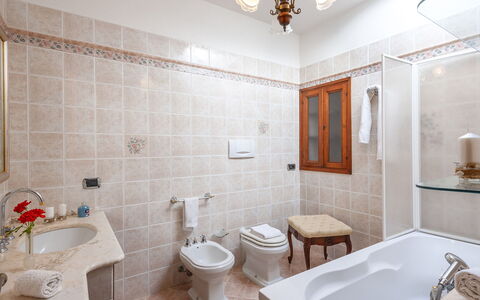 Villa Banci 8: Armatur, Interior Design, Flooring, Badezimmer, Fussboden, Bad Sink, Sinken, Zapfhahn, Installation, Decke