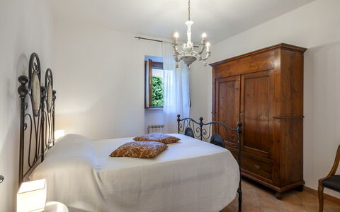 Villa Banci 8: Möbel, Interior Design, Bett, Schlafzimmer, Wand, Flooring, Bettdecke, Fussboden, Bedding, Decke
