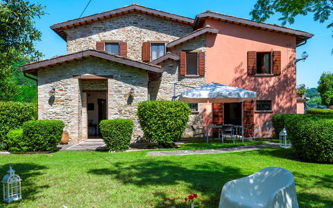 Villa Banci 8: Haus, Zuhause, Wohngebiet, Strauch, Fassade, Hütte, Garten, Tür, Dach, Estate
