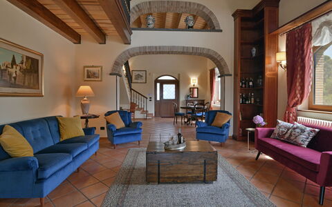 Villa Biddizza 10: Möbel, Interior Design, Couch, Flooring, Tabelle, Holz, Zimmer, Wohnzimmer, Stuhl, Fussboden