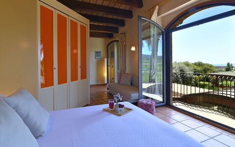 Villa Biddizza 10: Holzbeize, Bett, Schlafzimmer, Resort, Bettrahmen, Stuhl, Hotel, Villa, Bedding, Eco Hotel