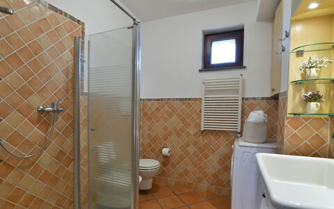 Villa Biddizza 10: Interior Design, Flooring, Fussboden, Armatur, Zimmer, Badezimmer, Decke, Beleuchtung, Installation, Zapfhahn