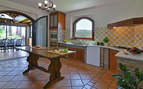 Villa Biddizza 10: Möbel, Interior Design, Küche, Flooring, Countertop, Zuhause, Decke, Beleuchtung, Stuhl, Fussboden