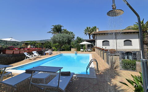 Villa Biddizza 10: Schwimmbad, Resort, Hotel, Hazienda, Eco Hotel, Villa, Regenschirm, Stuhl, Sonnenliege