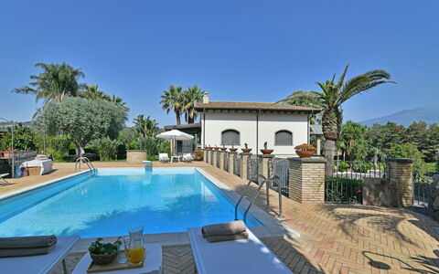 Villa Biddizza 10: Schwimmbad, Resort, Eco Hotel, Hazienda, Sonnenliege, Estate, Hotel, Villa, Gartenmöbel